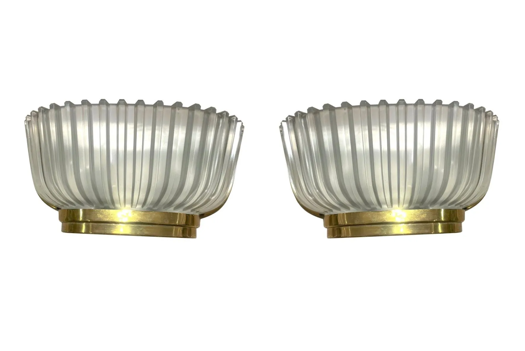 A lovely pair of 1940s Art Deco opaque Murano glass ribbed wall sconces by Seguso with brass wall mounts